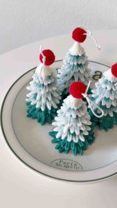 Living Proof เทียนหอมลายต้นสนคริสต์มาสไล่สี (ชิ้นเดี่ยว) ห่อของขวัญแถมการ์ดคริสต์มาส Christmas Tree Candle