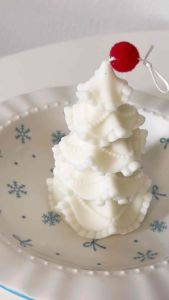 Living Proof เทียนหอมลายต้นสนคริสต์มาสสีขาวขนาดใหญ่ ห่องของขวัญแถมการ์ดคริสต์มาส Christmas Tree Candle