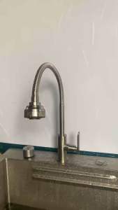 Vòi đúc nguyên khối 1 đường nước lạnh inox 304 đầu chỉnh 2 chế độ nước óng lò xo mã 7026