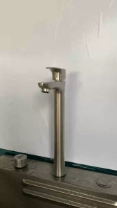 Vòi rửa mặt inox 304 cao 30cm nước lạnh có kèm dây cáp nước mã 5020