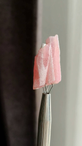 🌸 โรโดโครไซต์ ( Rhodochrosite ) สีชมพูหวาน ทรงธรรมชาติ ลวดลายสวยๆ ขนาดเล็ก จากเเหล่ง อาร์เจนติน่า