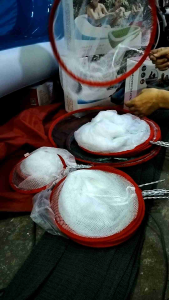 สวิงช้อนกุ้ง สวิงช้อนปลาตัก ด้ามยาว 8-9 ซม ผ้าไนลอนสีแดง เย็บต่อ ความคงทนแข็งแรง ด้ามยื่น 8-9ซม