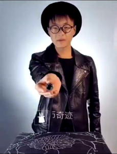 magic trick magic prop coin UFO disappears re-emergence light through the close-up stage show interesting toys