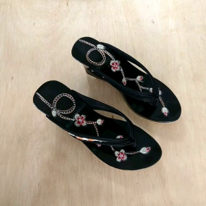 KERAJINAN SANDAL KELOM TASIK