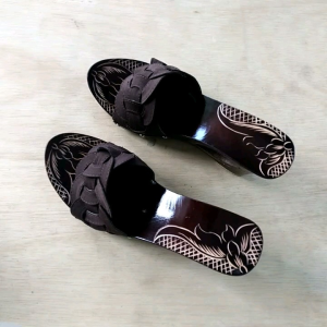 Sandal Kelom Ukiran Selop Rantai Hak Bolong Mata