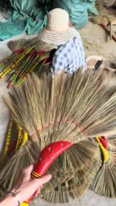 Chổi cán nhựa tem rồng cao cấp đã sạch bông không rơi rụng khi quét. (Hàng đặt)