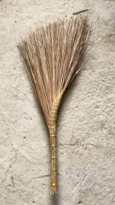 Chổi quét sân cọng dừa ta loại 3 (Cán nhỏ và nhẹ)
