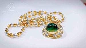 เปลี่ยนแปลงจี้พญานาคคาบแก้ว สีเขียวมรกต ซึ่งเป็นสิริมงคล ถ่ายจากสินค้าจริง หรือเสริมสิริมงคลที่คุณต้องการ