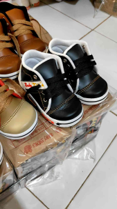 Sepatu Baby Laki Laki Terbaru Keren Bahan Lembut Berkualitas Insole Karet Bunyi Cit Cit