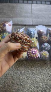 ตลับ ตลับใส่ของ แบบแต่งกริตเตอร์ สีสัน สวยงาม ด้านในบุกำมหยี่ สีดำ หลายขนาด