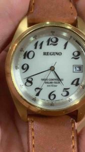 Đồng hồ nam hiệu REGUNO RADIO CONTROLED SOLAR máy H415 nhà CITIZEN năng lượng mặt trời siêu khỏe chỉnh giờ bằng sóng radio lịch vạn niên dây da linh kiện thay mới chống nước tốt lên đến 10BAR khung vàng nước vàng còn đẹp và sáng bóng