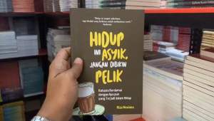 Hidup Ini Asyik Jangan Dibikin Pelik: Rahasia Berdamai dengan Apa pun yang Terjadi dalam Hidup