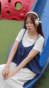 Set yếm dễ thương gồm áo hai dây chấm bi dáng bí cúc dọc chất Thô Linen kèm áo Thun trơn cổ tròn