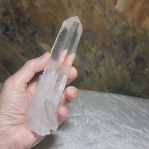 299 grams premium natural unprocessed raw Clear Quartz point rainbow reflection [Natural Crystal]
