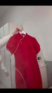 Đầm sườn xám cách tân dáng ngắn màu đỏ phong cách hiện đại trẻ trung