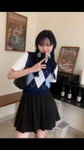 🎀พร้อมส่ง เสื้อกั๊กไหมพรม ด้วย ดีเทลทอสลับสีลาย ข้าวหลามตัดตรงกลางเก๋ๆ ลุคสไตล์เกาหลี