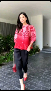 เสื้อแพตเทิร์น สวยเกร๋  ทรงคอจีน 🈲แขน4 ส่วน จั๊มแขนตุ๊กตา พิมพ์ลาย เส้นด้าย สวยงาม ไล่สีในตัว 🔅 แบบออมเบรย์ แต่งกระดุมเรียงยาว  สีเดียวกับเสื้อ ✨✨✨✨✨✨ งานเริ่ด สวยงาม โดดเด่น มว้ากกกกก