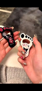 HỘP QUẸT BẬT LỬA GA HÌNH BÀN CHÂN NHỎ XINH THIẾT KẾ KIM LOẠI ĐỘC LẠ