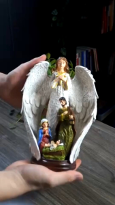 Tượng Noel phong cách châu Âu - thiên thần che chở Thánh Gia sơn thủ công tinh tế