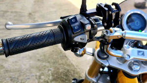 ประกับสวิทช์ไฟเลี้ยวไฟผ่าหมาก (แท้) Honda Monkey125✅ 4 ซ่อน 5 ซ่อน สวิทช์ไฟผ่าหมากในตัว✅ มีสวิทช์ไฟ pass ✅ ไม่ต้องตัดต่อสายไฟปลั๊กตรงรุ่น 🛠️ มีเจาะรูล็อคที่แฮนด์เพิ่ม 1 รูใช้ดอกสว่าน 5. มิล 🔥 ให้ประกับขยับตัวไม่ให้บ้าง บาง!