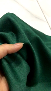 vải lụa tằm ướt loại 1 dày vừa mềm rũ co dãn _( khổ 1m5) màu xanh lá già may đầm váy áo dài áo kiểu quần áo dài.