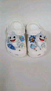 (Tặng 10 sticker) Dép Sục Crocs Classic Cho Bé Trai Gái +Gắn Sticker Bayby Shark Màu Trắng . Sản Phẩm Cao Cấp Nhựa Không Mùi . Trống Trơn Trượt. Đi Êm Chân.