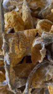 หนังปลาทอดกรอบรสต้มยำ น้ำหนัก 100 กรัมราคา 55 บาท หนังปลาแซลมอนทอดกรอบ