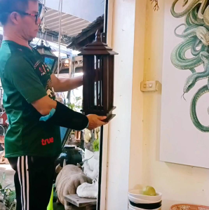 โคมติดผนังไม้สักแท้ 100% โคมสไตล์บาหลี โคมไฟติดผนังไม้สักแท้ 100% ทำสีโอ๊ค แข็งแรงทนทานใช้นานๆ ติดตั้งขั้ว e 27 ให้แสงสว่างผ่านช่องไม้สวยหรูสไตล์รีสอร์ท ติดตั้งง่าย ได้ทั้งโคมไฟหัวเสาและติดผนัง กว้าง8*8สูง50cm. ภาพจริงไม่ใช่ AI สวยหรูดูแพง พร้อมส่งฟรี