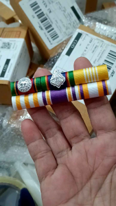 แพรแถบเครื่องราชฯแบบประดับเหรียญคู่ แถบเหรียญย่อ วาระใหม่ 72 พรรษา (พื้นหลังสีกรมแจ้งทางข่องแชท)