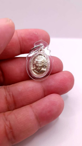 K684 จี้พระเหรียญเม็ดแตง หลวงปู่ทวด เหยียบน้ำทะเลจืด ปี58 เนื้ออัลปาก้า ขนาด1.5x3cm เลี่ยมกรอบกันน้ำจากวัดช้างไห้ปัตตานี