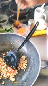 ปรุงรวย ซอสผัดกระเพรา (มีฮาลาล)สูตรเผ็ด สูตรเข้มข้นบรรจุขวด สะดวกเปิดใช้ง่ายเก็บไว้ได้นานผลิตจากโรงงานที่ได้มาตรฐานสะอาดปลอดภัยมี อย ขนาด370กรัม