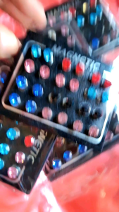 Anting Magnet Warna: Sepasang Kanan Kiri Gaya Modern