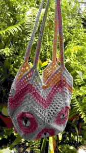 กระเป๋าถักโครเชต์ by DaCraftHouse  กระเป๋าแฟชั่นสไตล์เกาหลี ทรงถุงแกง หรือ granny square bag ลายหน้าน้องหมี แบบสะพายข้าง ถักด้วยเชือกฟอก ซักทำความสะอาดได้