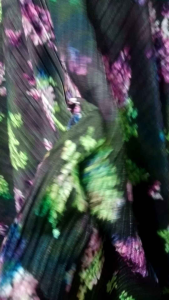 Bahan Plisket Motif Embos: Menguatkan Desain Fashion