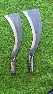 มีดตัดอ้อย ตรา จรัญ ใบมีดทำจากเหล็กกล้าอย่างดี มี 2 ขนาด ใบมีด คม แข็งแรง ใช้ตัดอ้อย