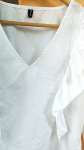 เสื้อเชิ้ตแขนยาวคอวี มีระบาย เนื้อผ้าดี อกวัดหน้าผ้าได้ถึง 40 นิ้ว ความยาว 21.5 นิ้วถึง 24.5 นิ้วเป็นแบบหน้าสั้นหลังยาว เนื้อผ้าไม่ยืดไม่มัน