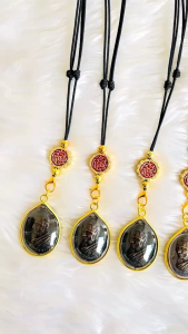 เหรียญรุ่นเหนือดวงหลวงปู่ศิลา เลี่ยมกรอบผ่าหวายชุบทองอย่างดี พร้อมสร้อยคอหลวงปู่ศิลา สร้อยรูดปรับขนาดได้