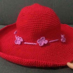 หมวกปีกไหมพรมสีแดง