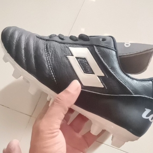 Sepatu Bola Lotto Hitam Putih Ukuran Anak-Anak Kulit Sapi Outsol Sudah Di Jahit Keliling
