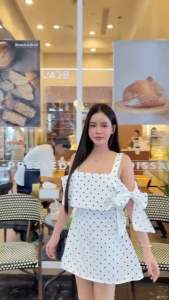 เดรสดีเทลงานปาดไหล่ เพิ่มความเก๋ผูกโบว์ข้างไหล่ ดูลุคนางเอก ซีรี่ส์เกาหลีสวยหวาน แบ๋วๆสุดๆค่ะ