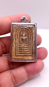 K670 พระสมเด็จ หลวงปู่จันทร์ วัดโฉลกหลำ เกาะพะงัน เนื้อดิน ขนาด 3X5 ซม. เลี่ยม กรอบพระ สแตนเลสแท้