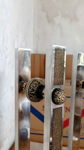 handle pintu kaca motif antik baut tembus