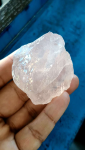 🌸 โรสควอตซ์ ก้อนดิบ ธรรมชาติ เนื้อใส สีชมพูหวาน น่ารักๆ ✨ 86 กรัม  ( Rose Quartz )  🌿