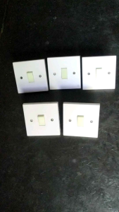 Saklar Engkel Tunggal Fluorescent Voltama 803 putih