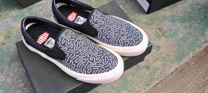 Sepatu Slip On Das Motif Retro Hitam Pria Dan Wanita