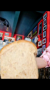 ขนมปังข้าวโพด Maize bread  ใช้แป้งข้าวโพดโฮลเกรน ใช้นมข้าวโอ๊ต ใช้ยีสต์ธรรมชาติ ไม่ใส่สารกันรา ช่วยป้องกันโรคหลอดเลือดหัวใจ มีสารต้านอนุมูลอิสระ ช่วยลดความเสี่ยงอัลไซเมอร์