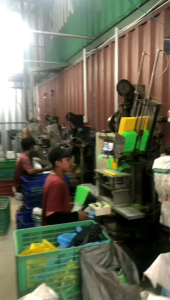 YoungPro Sapu Lantai Plastik Nylon 123 cm Lebar 21 cm Tinggi 120 cm Berat 0.5 kg Warna Random Gagang Termasuk dari Pabrik MOHON DI BACA SEBELUM TRANSAKSI