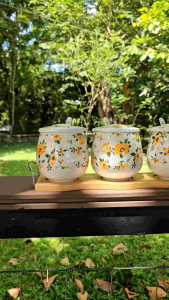 ส่งฟรี ชุดถ้วยใส่เครื่องปรุงเซรามิกลายดอกทานตะวัน เซ็ต 3 ใบ พร้อมถาดไม้มีหูจับและช้อน มีรับประกัน