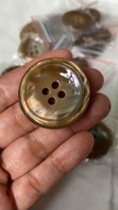 กระดุม 4รู มัน เงาสวยมาก ขนาด 34 มิล / ชุดละ 3 เม็ด