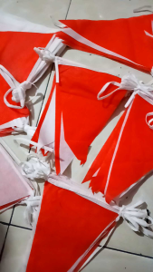 bendera segitiga 100 meter isi 20 set Bendera renteng segitiga